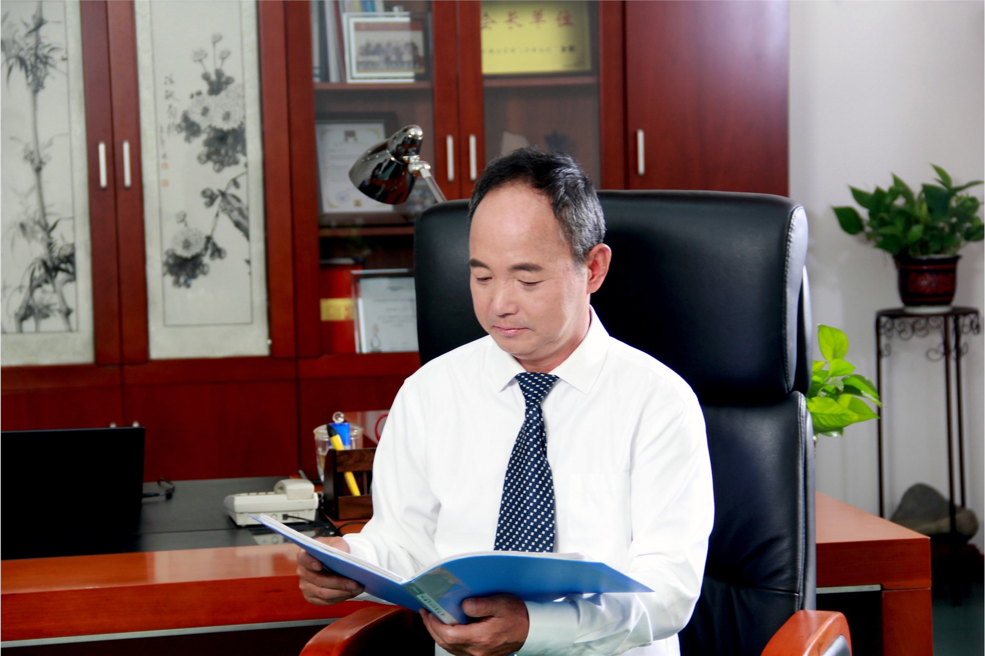 桂林南藥王文學出席市政協(xié)六屆五次會議 共繪“健康絲路”新藍圖